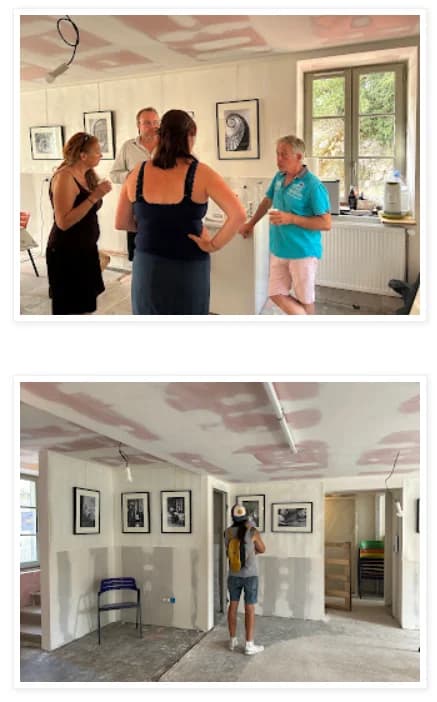Deux vues d’exposition : des visiteurs échangent devant des photographies et des tirages sont accrochés dans une salle lumineuse