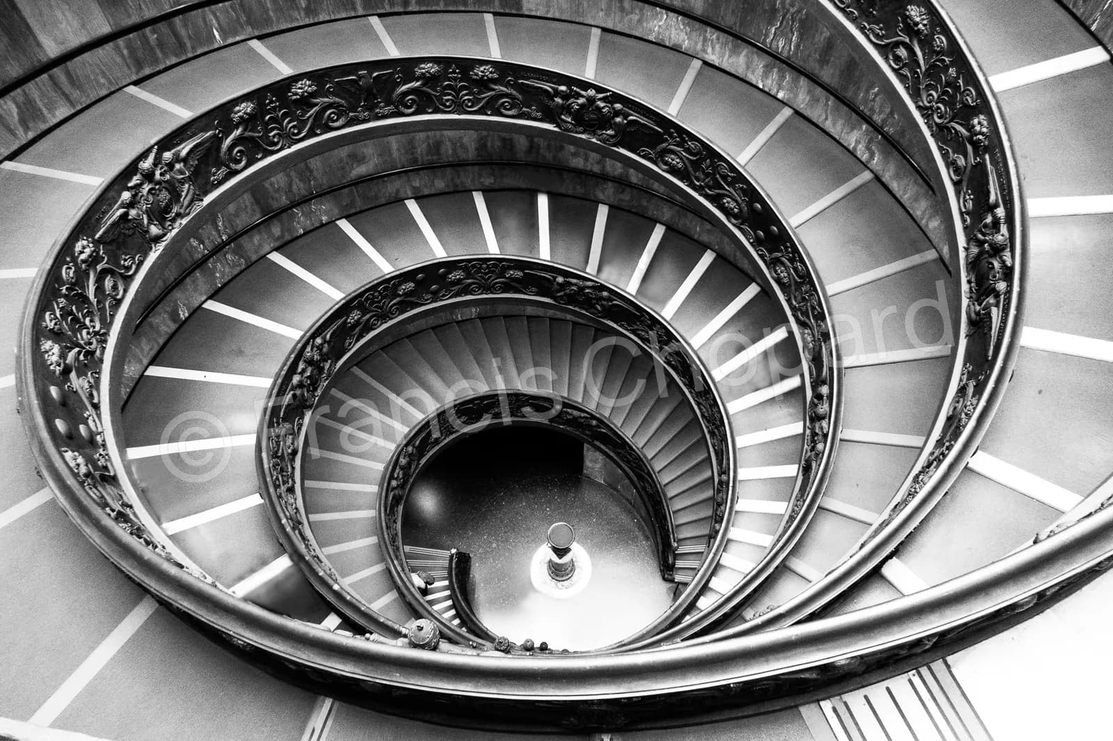 Double courbe d’un escalier monumental vu en plongée