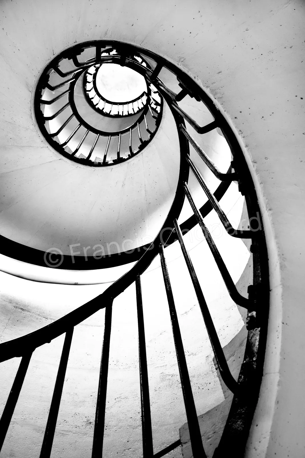 Escalier hélicoïdal et ouverture circulaire vers le ciel