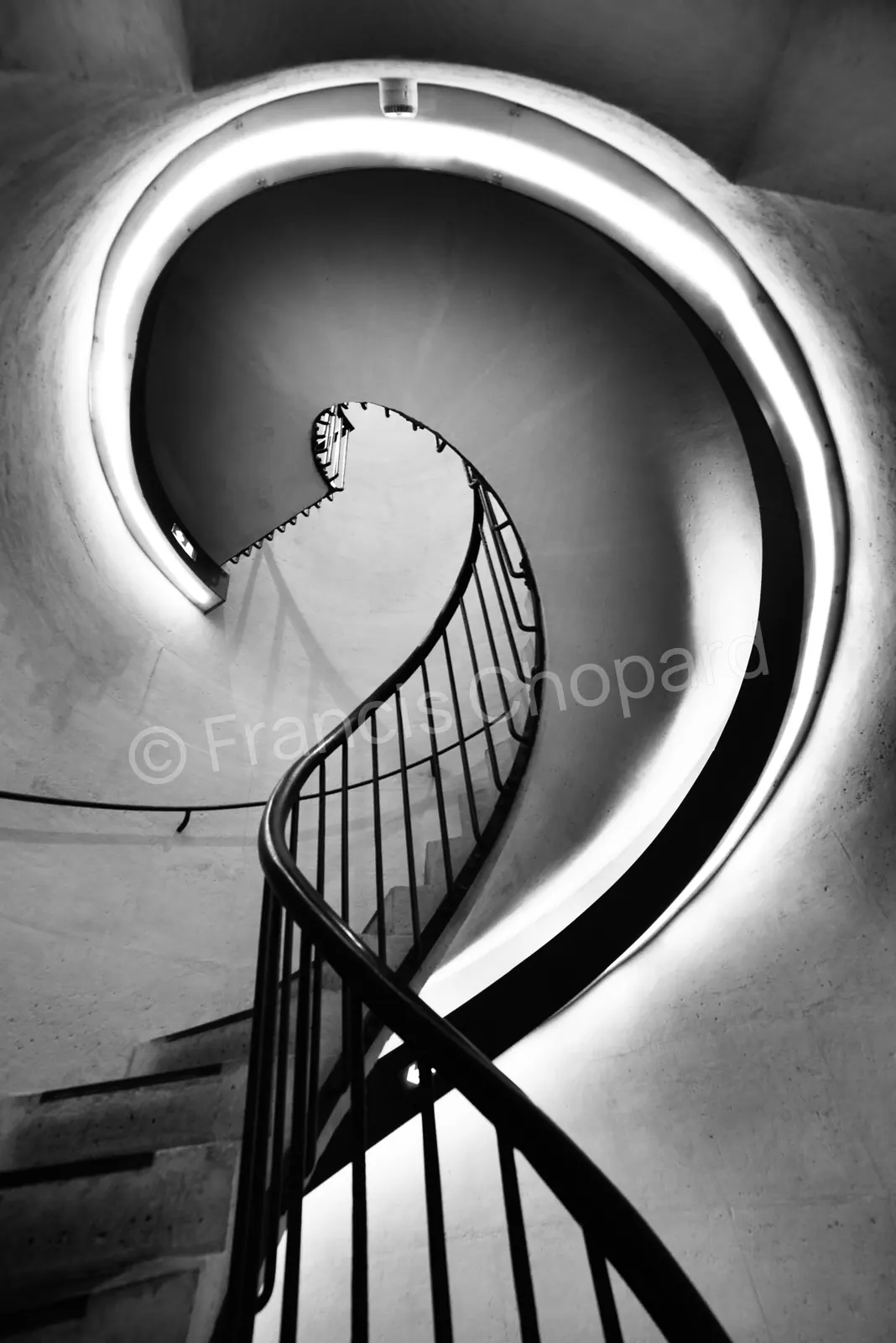 Lignes de lumière dans un escalier en noir et blanc