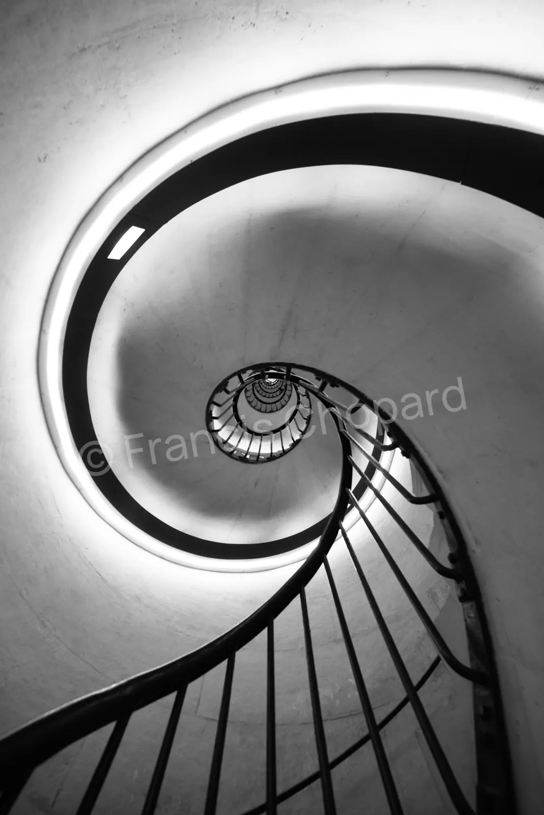 Perspective ascendante dans un escalier en colimaçon
