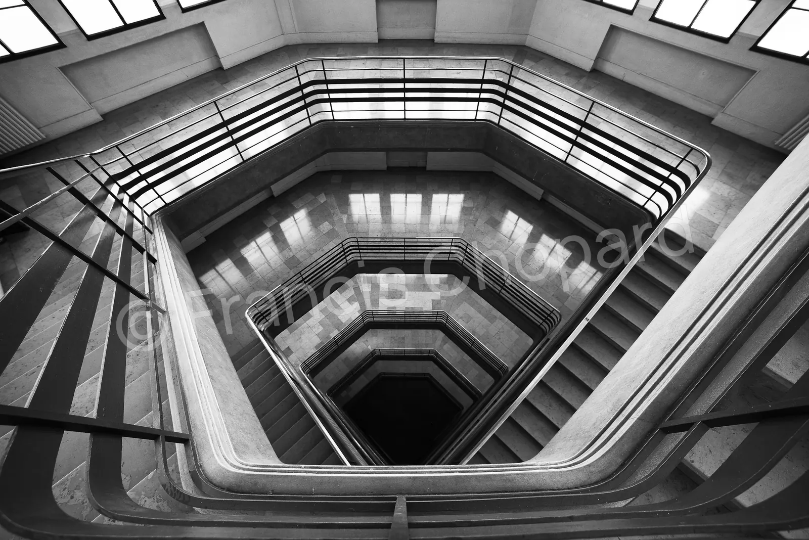 Plongée au centre d’un escalier aux paliers géométriques
