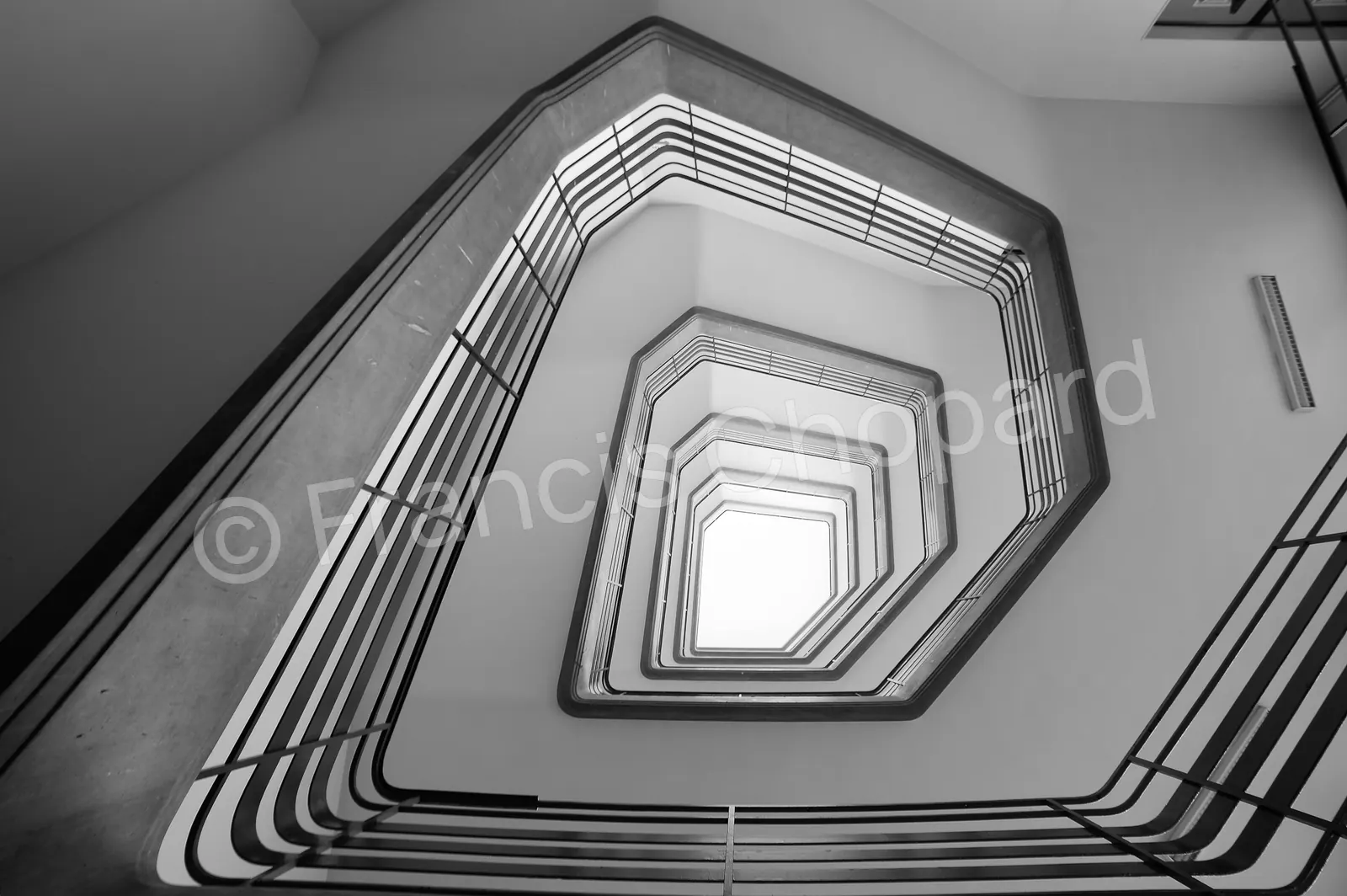 Lignes et paliers d’un escalier ouverts sur la lumière