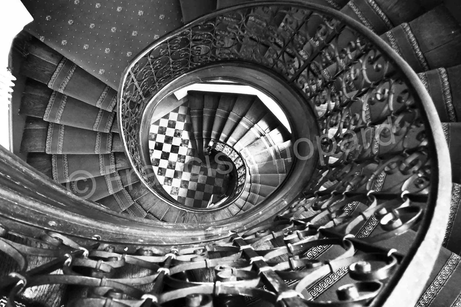 Escalier ancien en bois et sol en damier